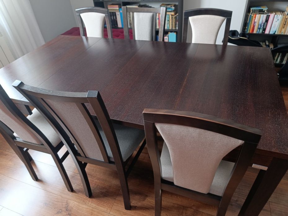 Stół plus krzesła