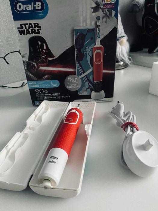 Электрическая зубная щетка oral-b