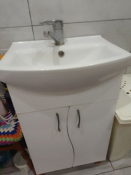 Раковина з тумбою.
