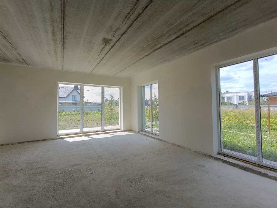 Продається особняк з прямокутною ділянкою, всі комунікації міські.