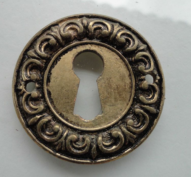 Puchadores, dobradiças e espelhos