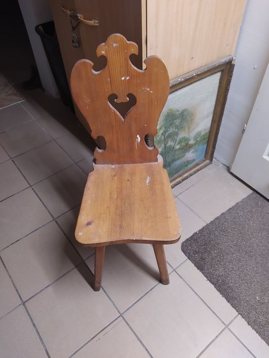 Sprzedam stare krzesła.