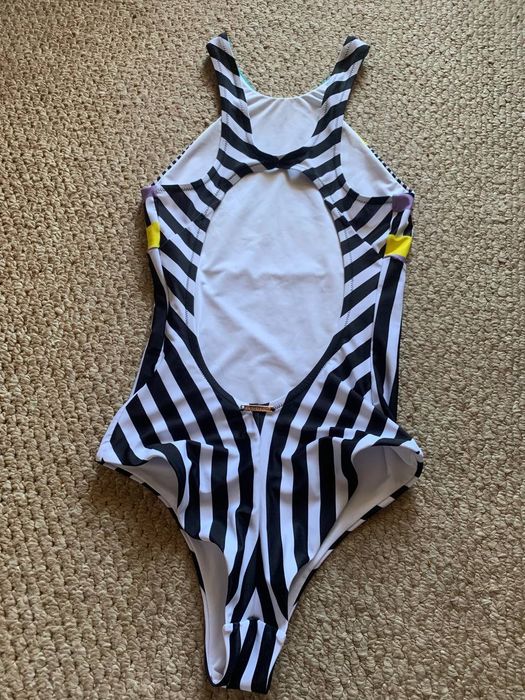 Суцільний купальник