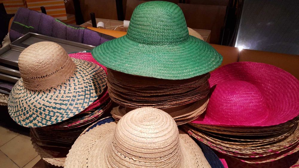 Chapéus de Palha Novos 1 euro - Candeeiros de Teto 15 euros