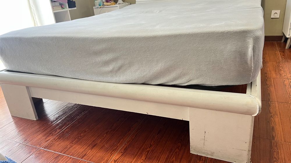 Cama de casal branca