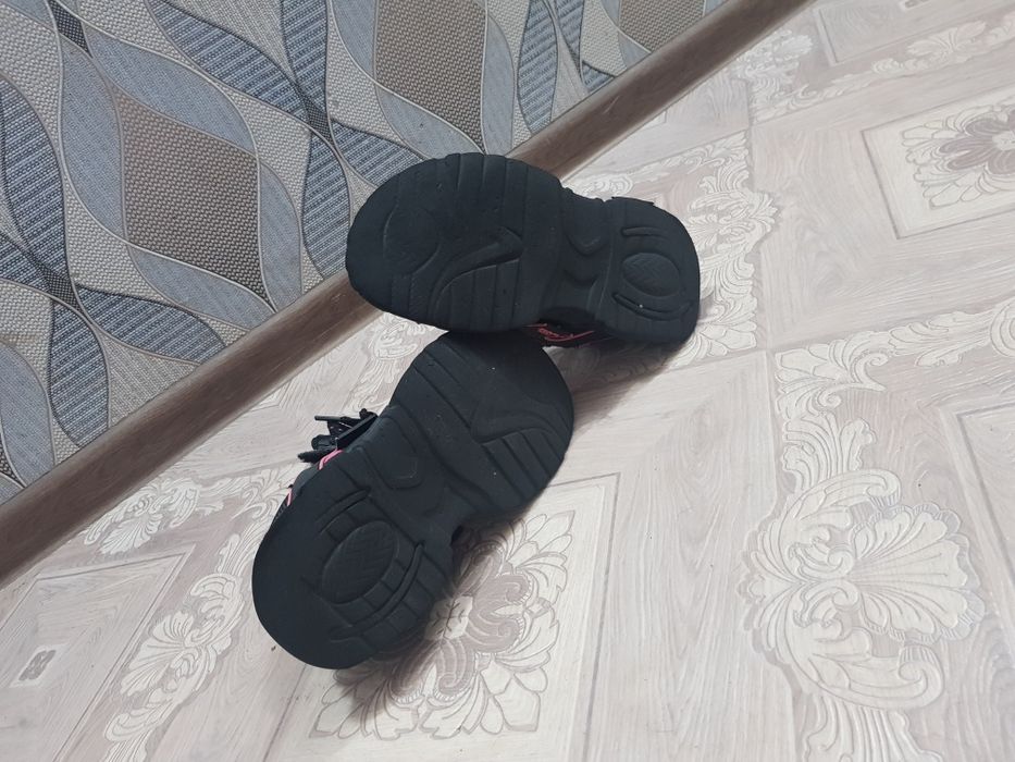 Продам кроссовки 33-34 размер