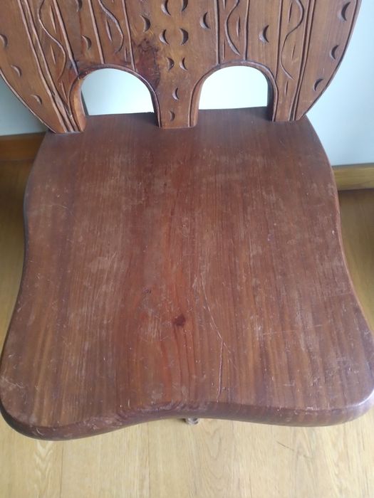 Cadeira rústica em pinho maciço.