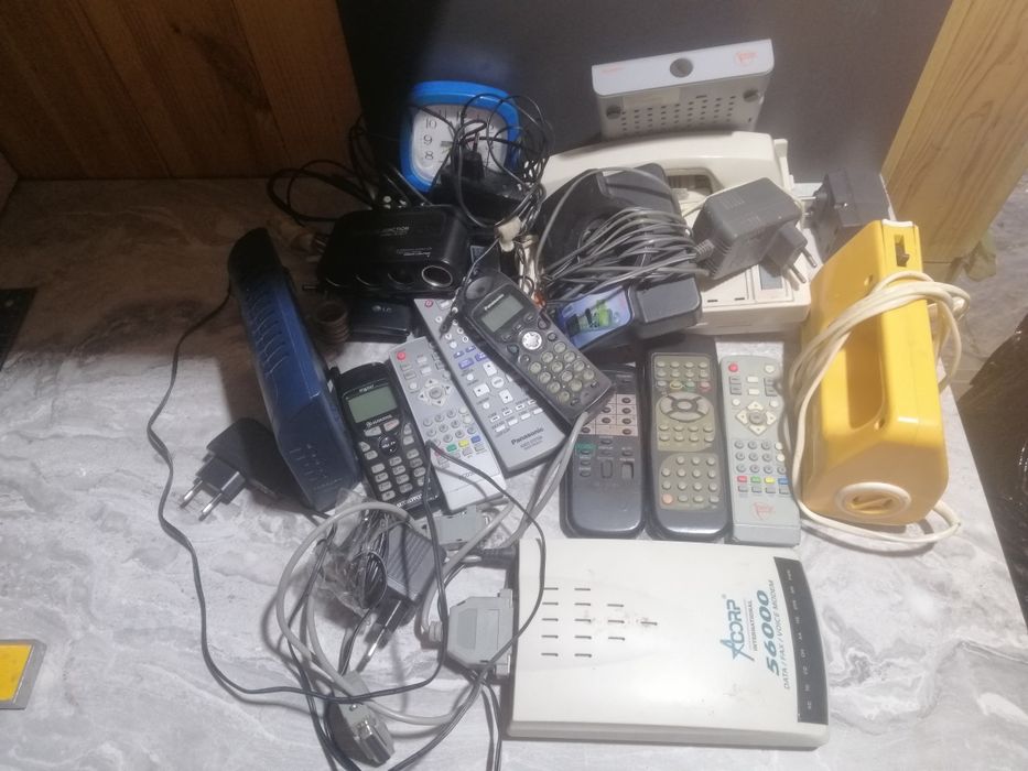 Лот різного. пульти...