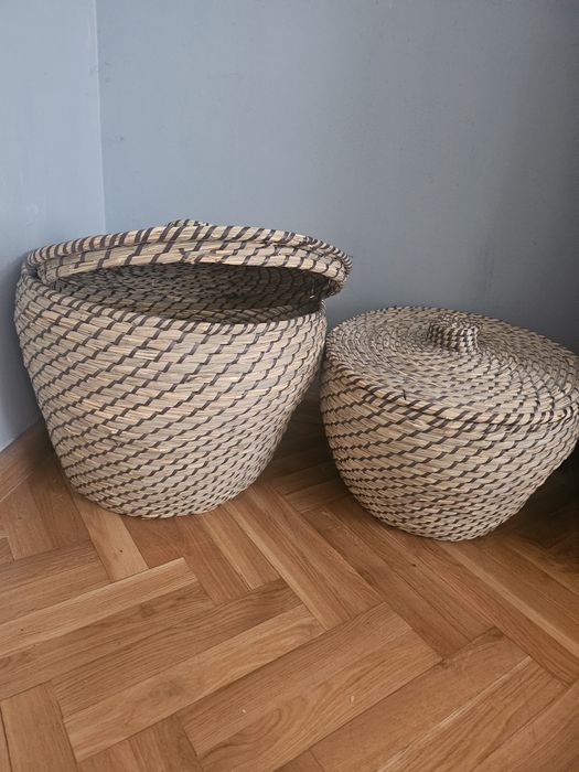 Dwa duże koszyki i rzeźba.