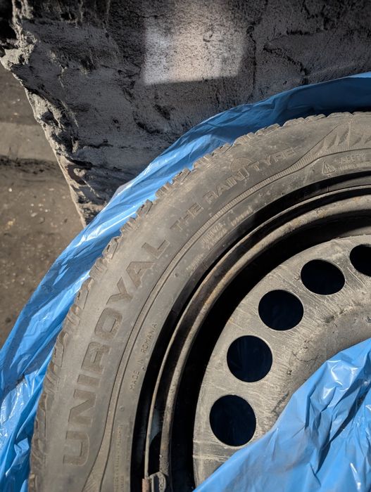 Opony zimowe w bardzo dobrym stanie na felgach stalowych