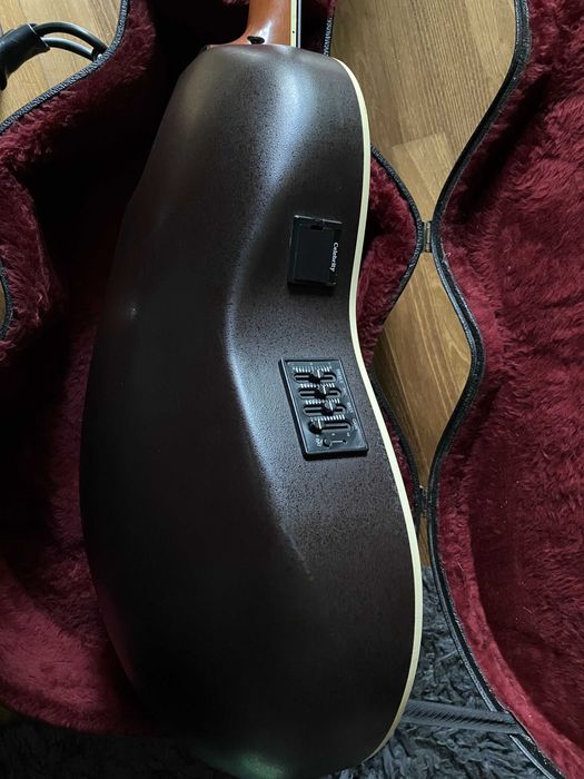 Gitara basowa elektro-akustyczna Celebrity Ovation z futerałem