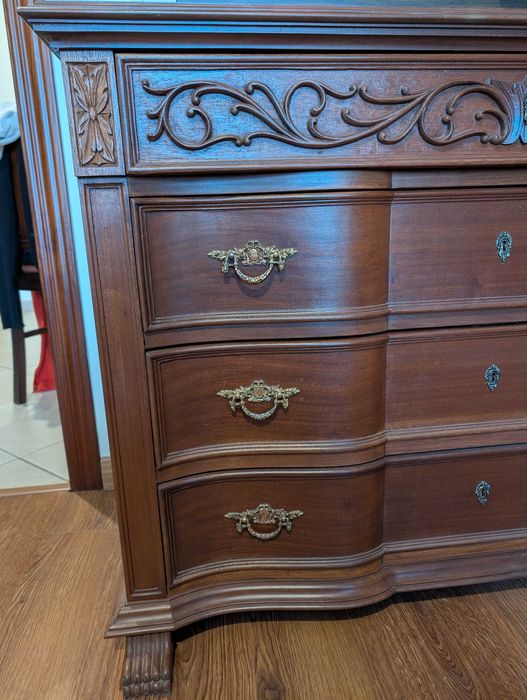 Cómoda de madeira antiga