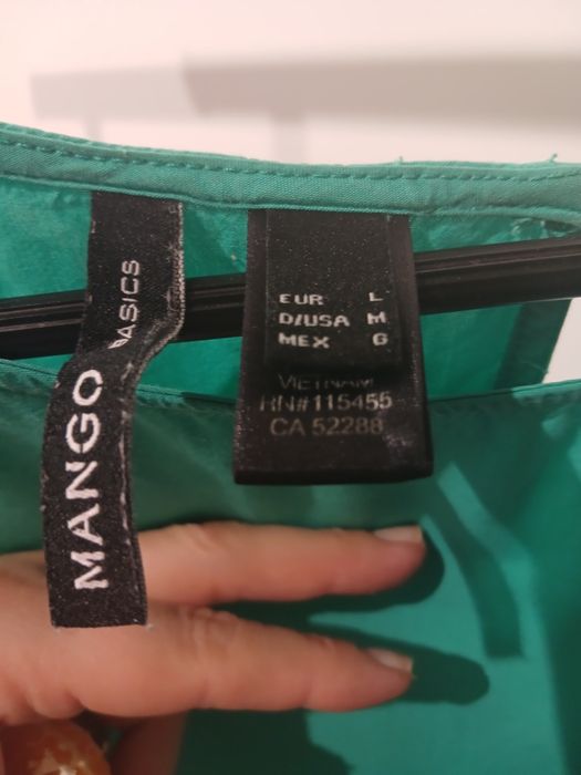 Сукня Mango гарного зеленого кольору в хорошому стані.
