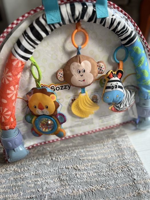 Дуга на коляску, арка з іграшками