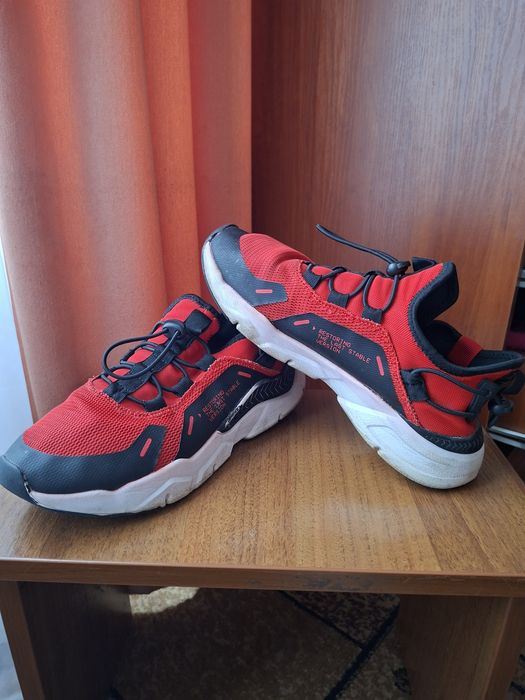 Чоловічі кросівки в чудовому стані Cropp