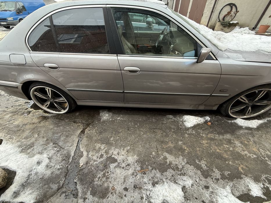 BMW E39 na części. Aspen silver / sterlinggrau  Drzwi przód, drzwi tył