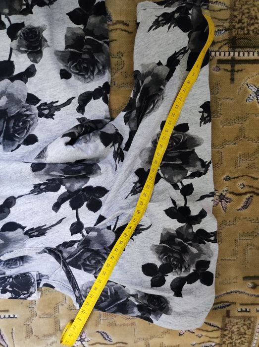 Очень красивое платье с чёрно-белыми розами Primark 122-134 см.