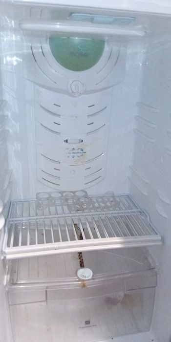 Продам холодильник.нужна дозаправка фриона в будущем.