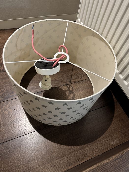 Lampa wisząca w gwiazdki w stylu skandynawskim
