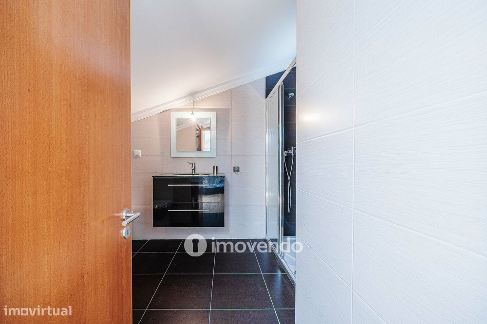 Moradia T3+1 de design moderno, com jardim, na Quinta do Anjo