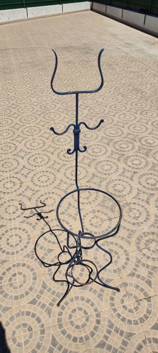 Lavatório antigo de metal para decorar seu espaço...         Veja também os meus outros anúncios.