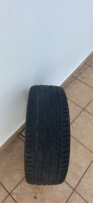 Vendo 2 Pneus 235/45ZR17 em bom estado