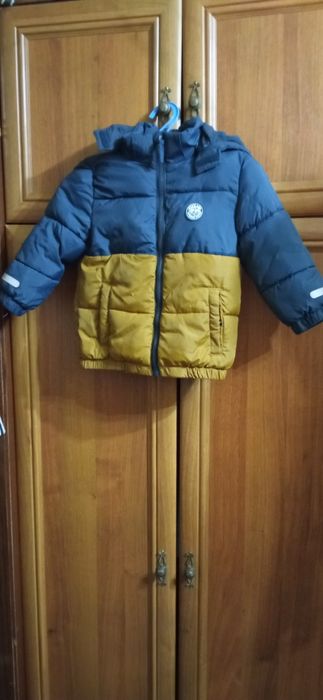 SALE!!!  куртка с капюшоном на ЗИМУ на синтепоне 3-4 года р 32-34