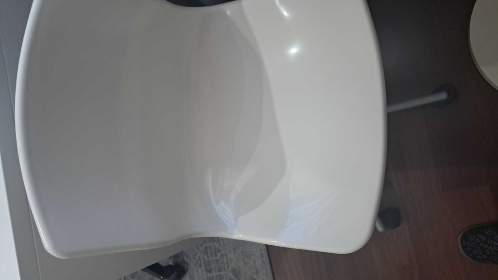 Cadeira branca de secretária de criança, da ikea.