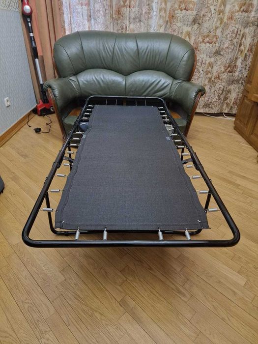 Диван шкіряний 2-місний, зелений, у відмінному стані