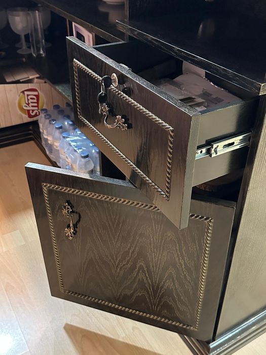 Bar/Receção         

•Medidas:
Largura 1,21
Comp