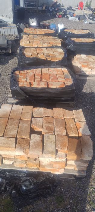 Stara cegła z rozbiórki