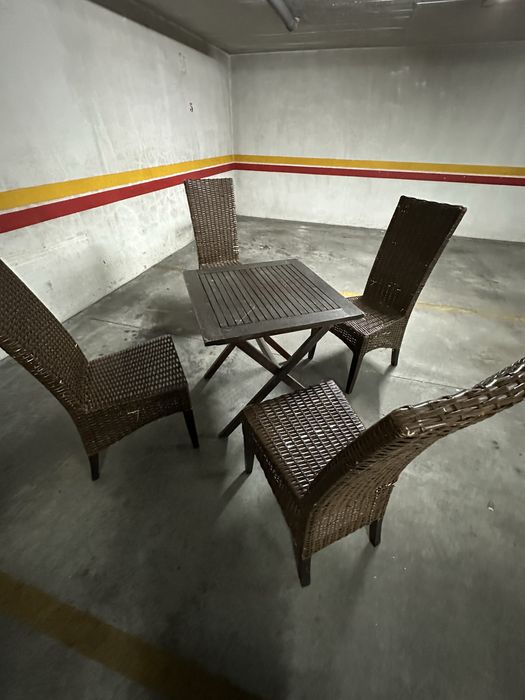 4 cadeiras + mesa desmontável