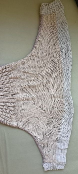 Sweter robiony na drutach