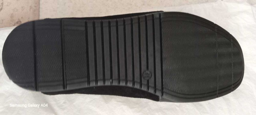 Продаю туфлі з натуральної замші на шнурівці. Стильна красива модель.