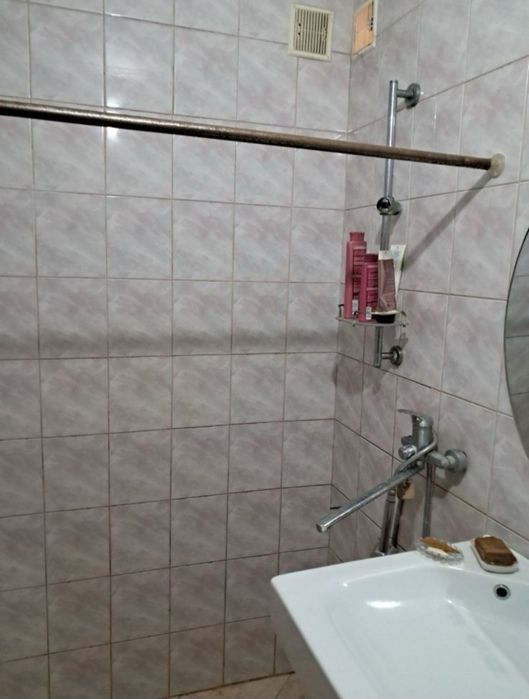 Продається трикімнатна квартира