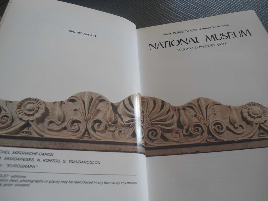 National Museum-Sculpture-Bronzes-Vases por Basil Petrakos (1998)