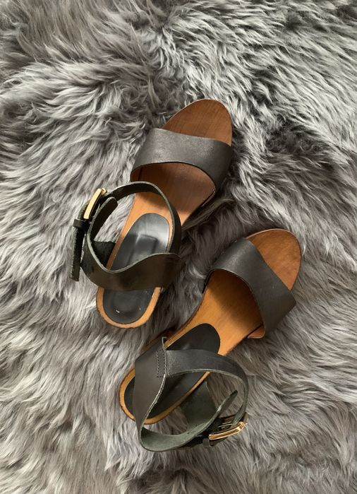 Sandały na drewnianej podeszwie