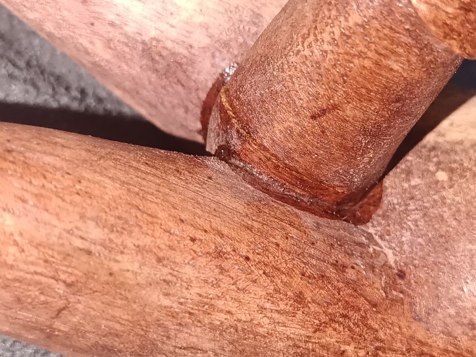 Drewniana rzeźba aktu – figura leżąca