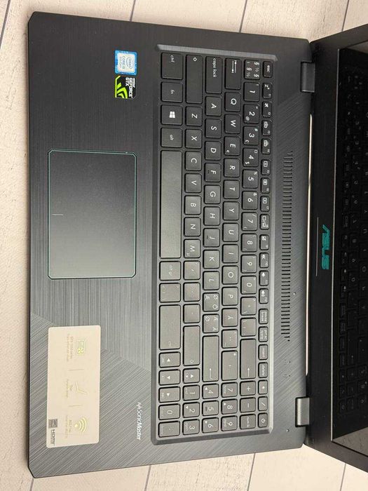 Asus X570U i5-8250U 8ram ssd 256 GTX 1050 2gb