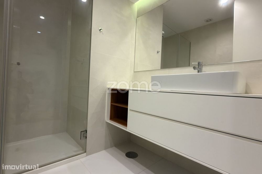 Apartamento T3 com lugar de garagem e varanda em S. Vitor.