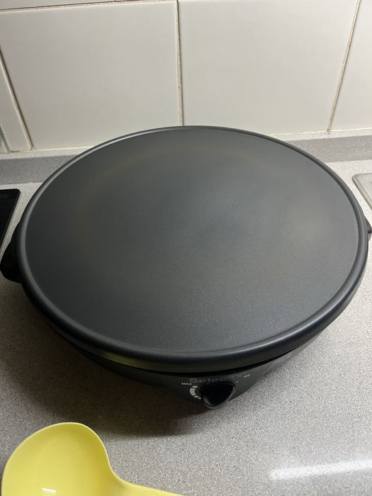 Máquina de fazer crepes com utensilios