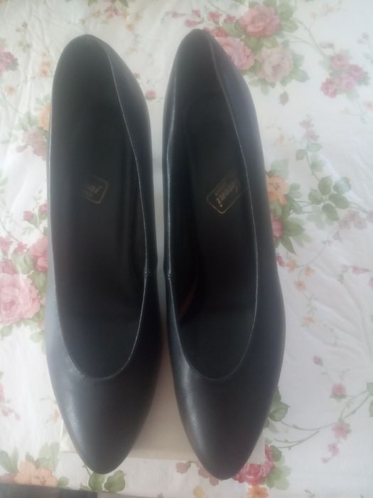 Женские туфли лодочки кожаные, две пары черные и бордовые