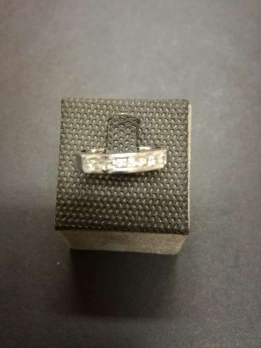 Anel ouro branco com diamantes
