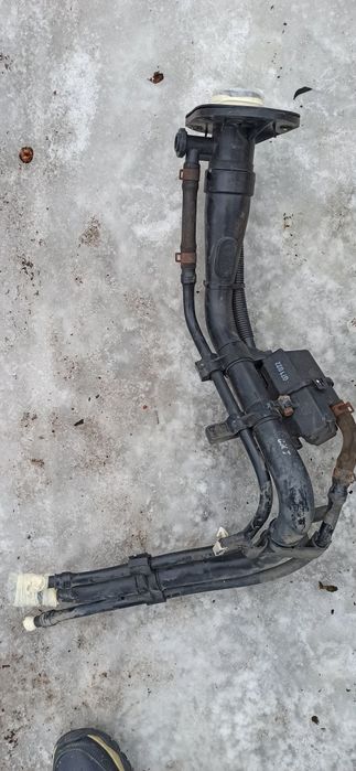 заливная горловина топливного бака в комплекте с топливными трубками