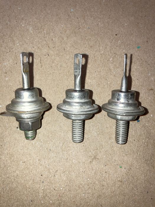 Dioda prostownicza D242B 100V 5A