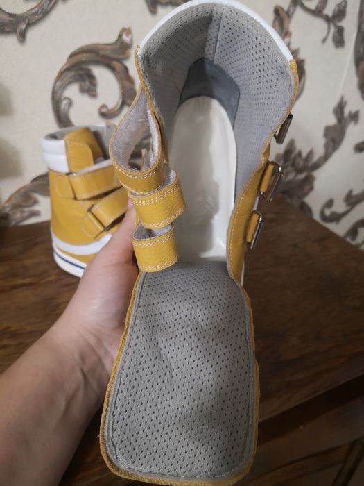 Продам  детскую обувью ортопедическую б/у