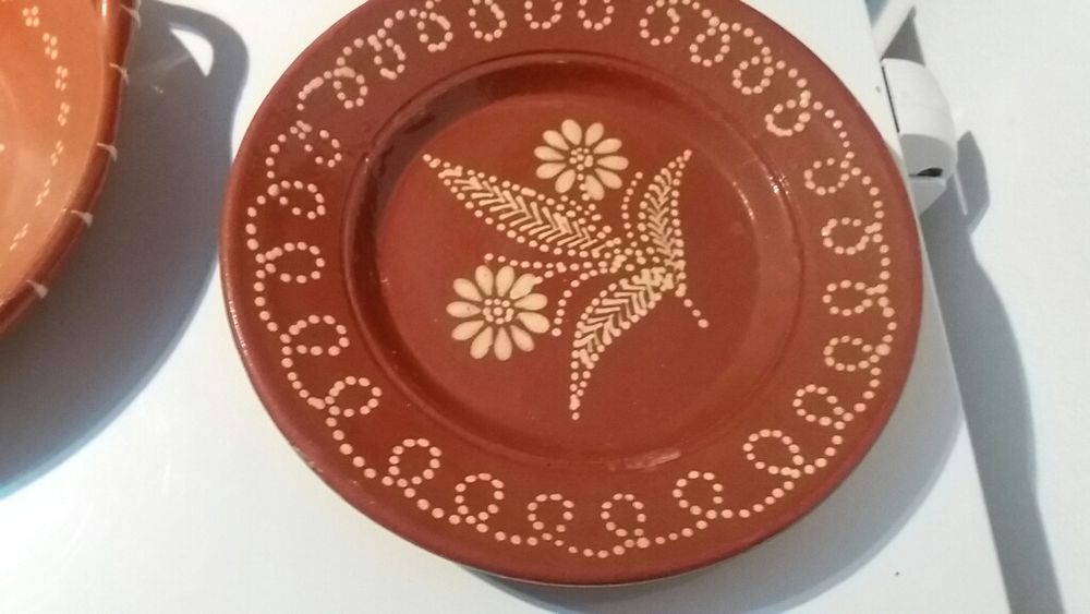 Pratos de barro artesanais e antigos