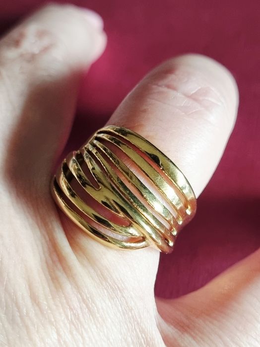Anel dourado, em aço, ondulado. Diferente e elegante. T17