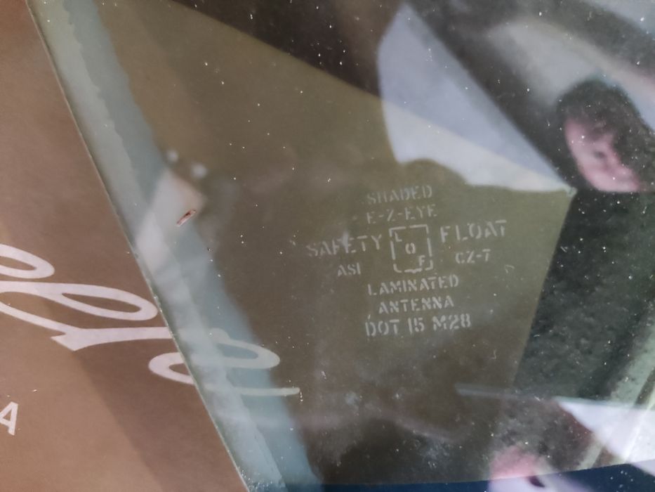 Стекло лобовое Ford