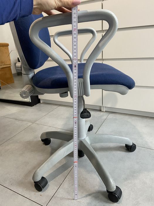 Granatowy fotel do biurka